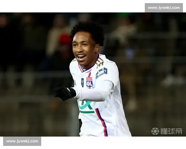 英超三巨头竞逐里昂天才边锋福法纳，转会费或破 5000 万欧