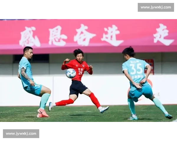 苏超 “微笑裁判” 陆爽火出圈！温柔执法化解冲突，网友：比进球还治愈