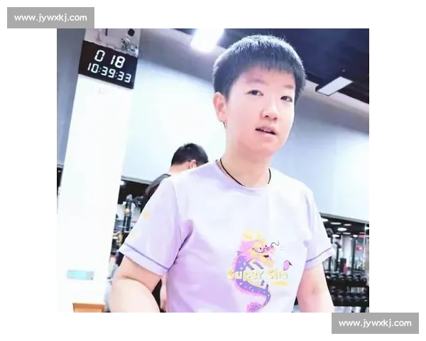 捏脸送礼物引热议！孙颖莎拖鞋骤变暗藏玄机？国乒搭档关系再掀舆论波澜