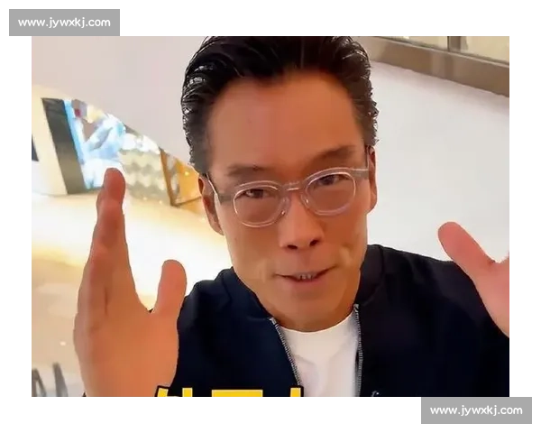 司徒浩南重出江湖!郑浩南香港街头再现经典造型,网友:青春回来了 司徒浩南重出江湖!郑浩南香港街头再现经典造型,网友:青春回来了